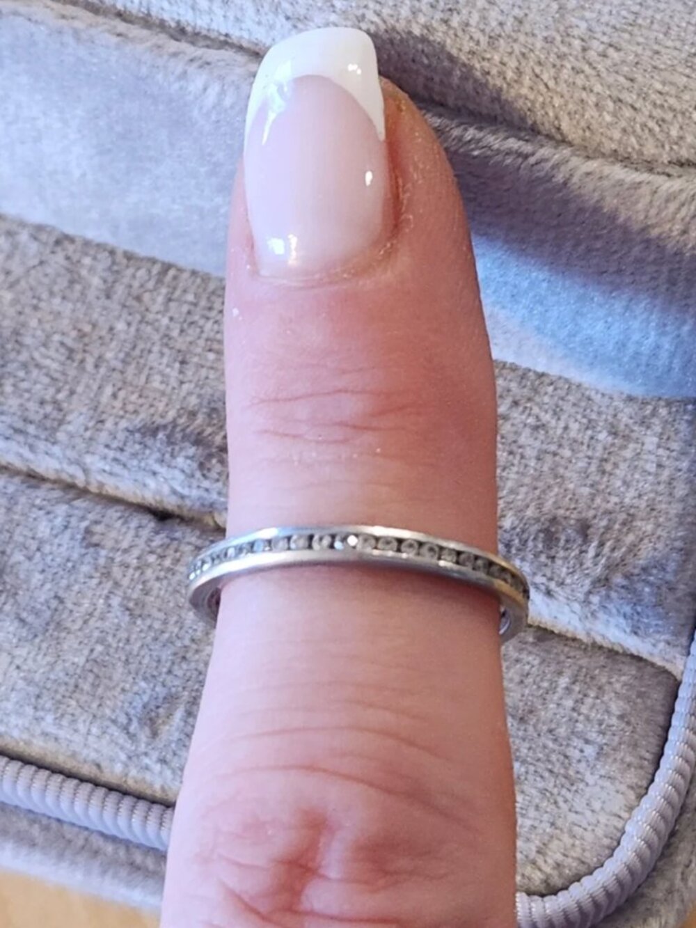 10k Diamond Eternity Wedding Anniversary Band - stacking ring in white gold - Picture 4 of 4